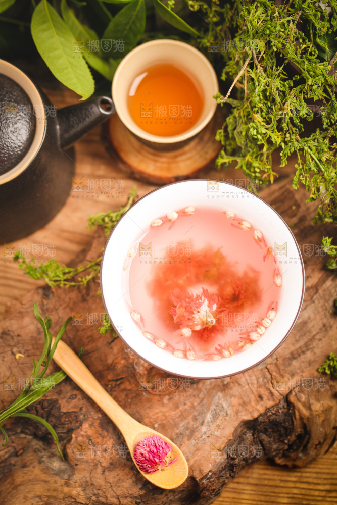 木底上的一杯千日红花茶