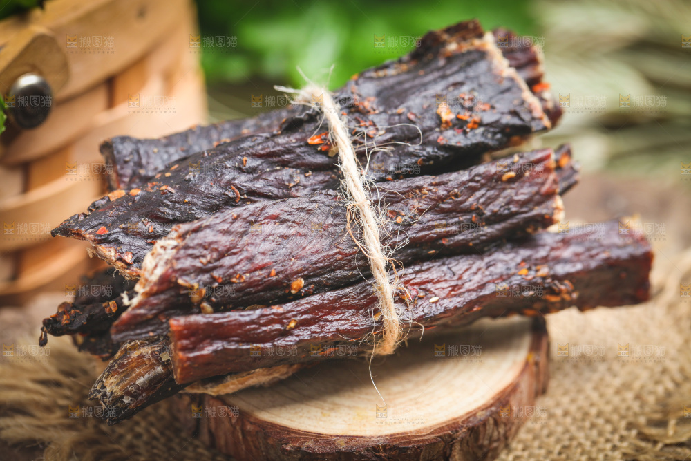 草编上放着牛肉干