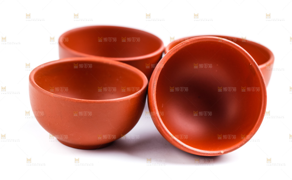 白底上放着陶瓷茶杯