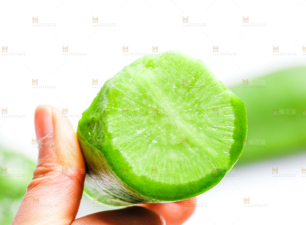 手上拿着水果萝卜