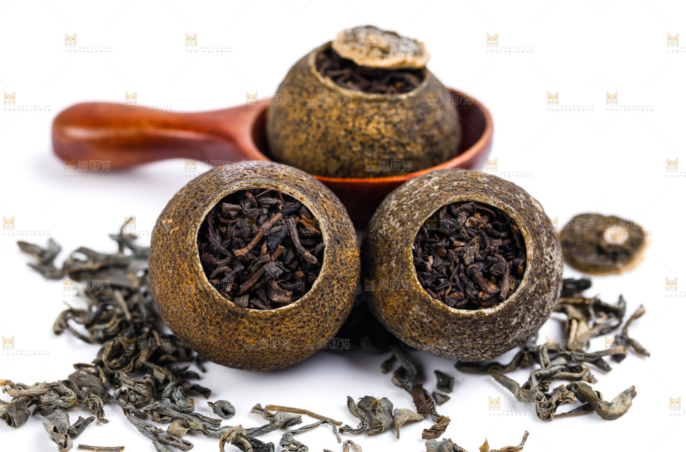 白底上摆放着普洱茶