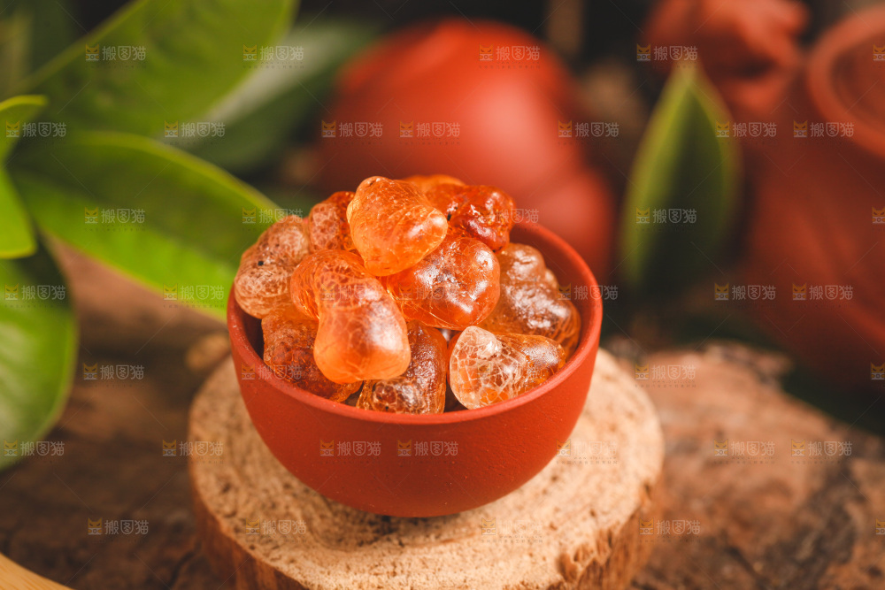 木底上放着一碗桃胶