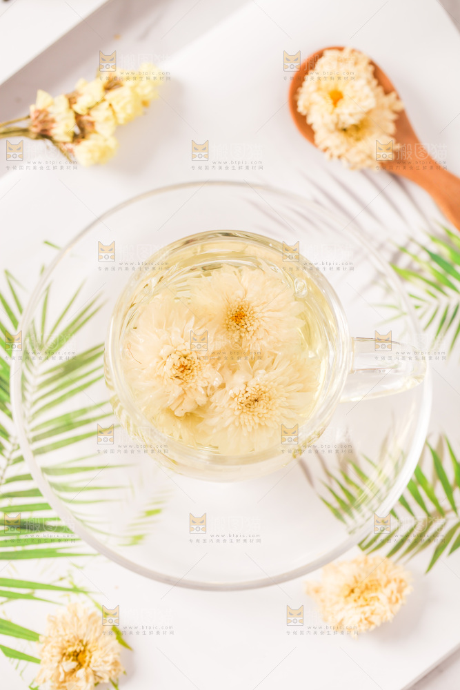 桌子上放着一杯杭白菊花茶
