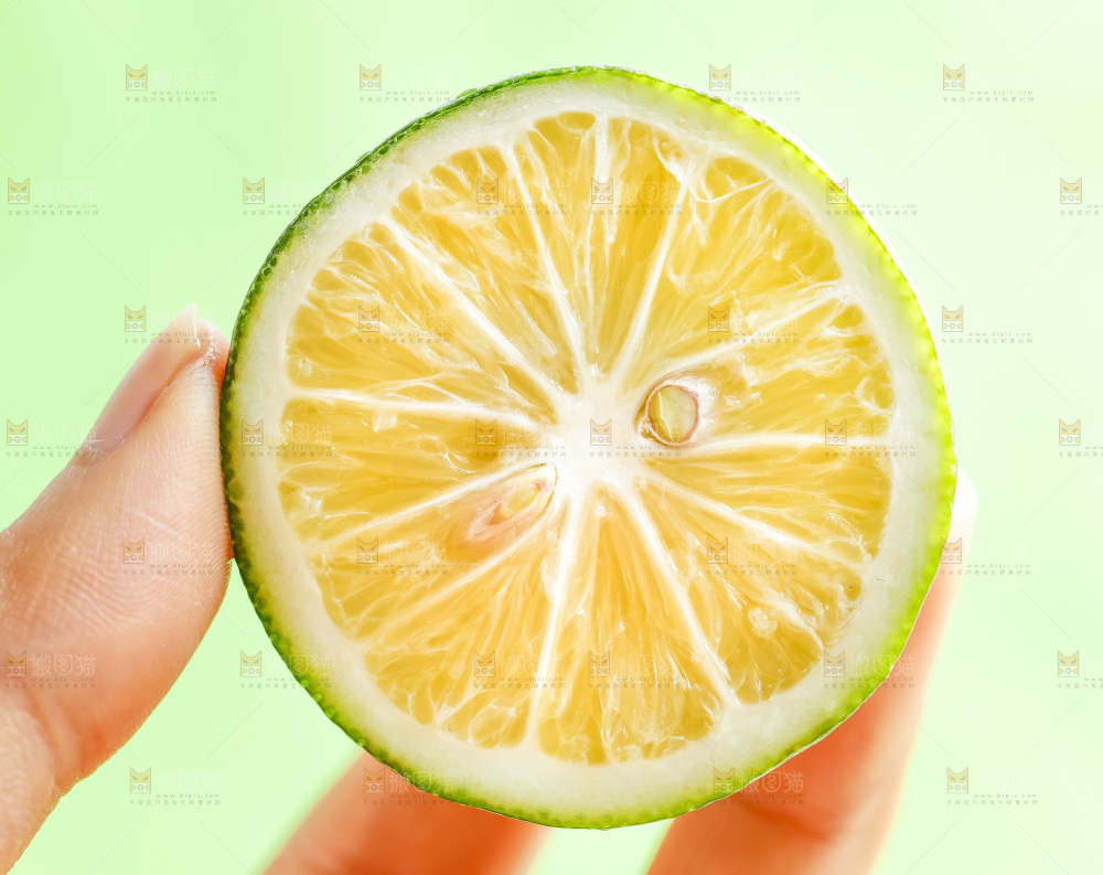 手上拿着青柠檬片