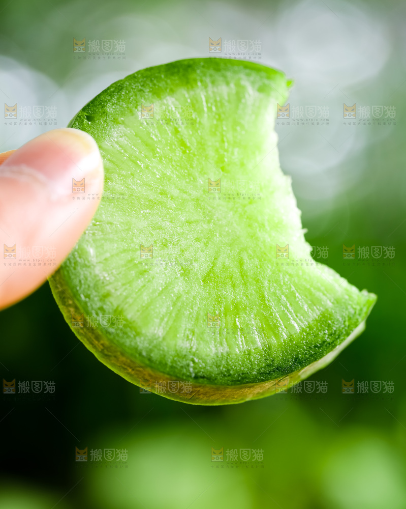 手上拿着咬了一口的青萝卜