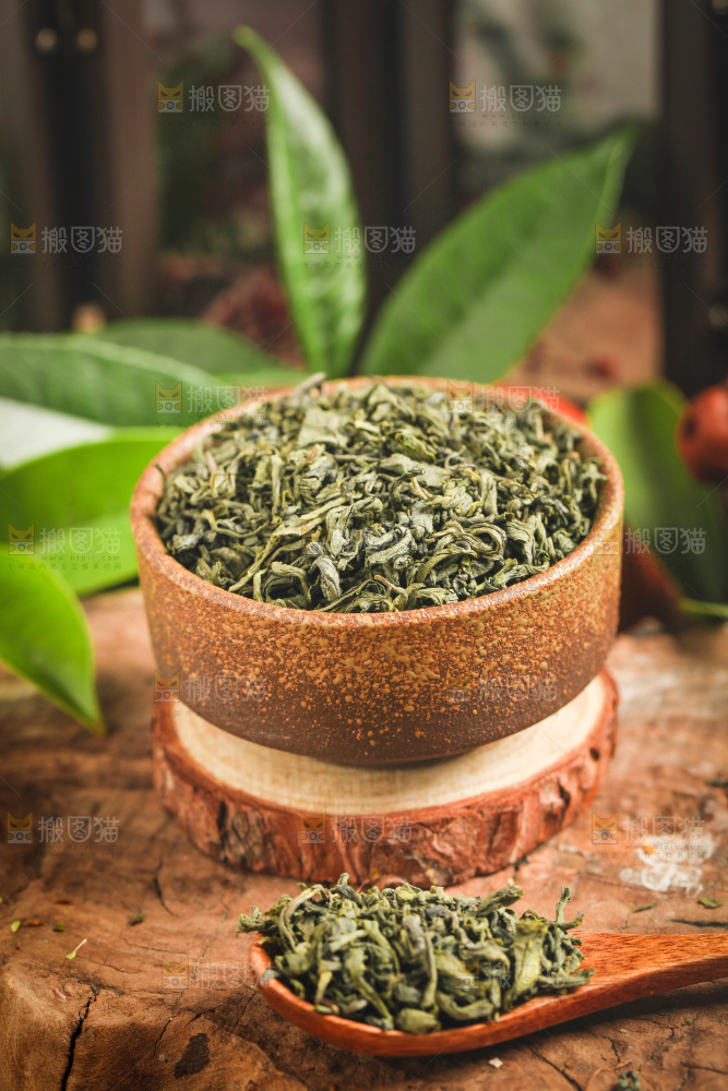 木底上放着绿茶
