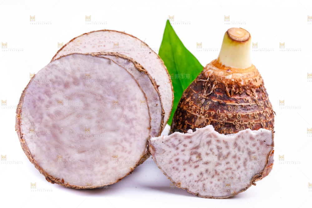 白底上放着芋头