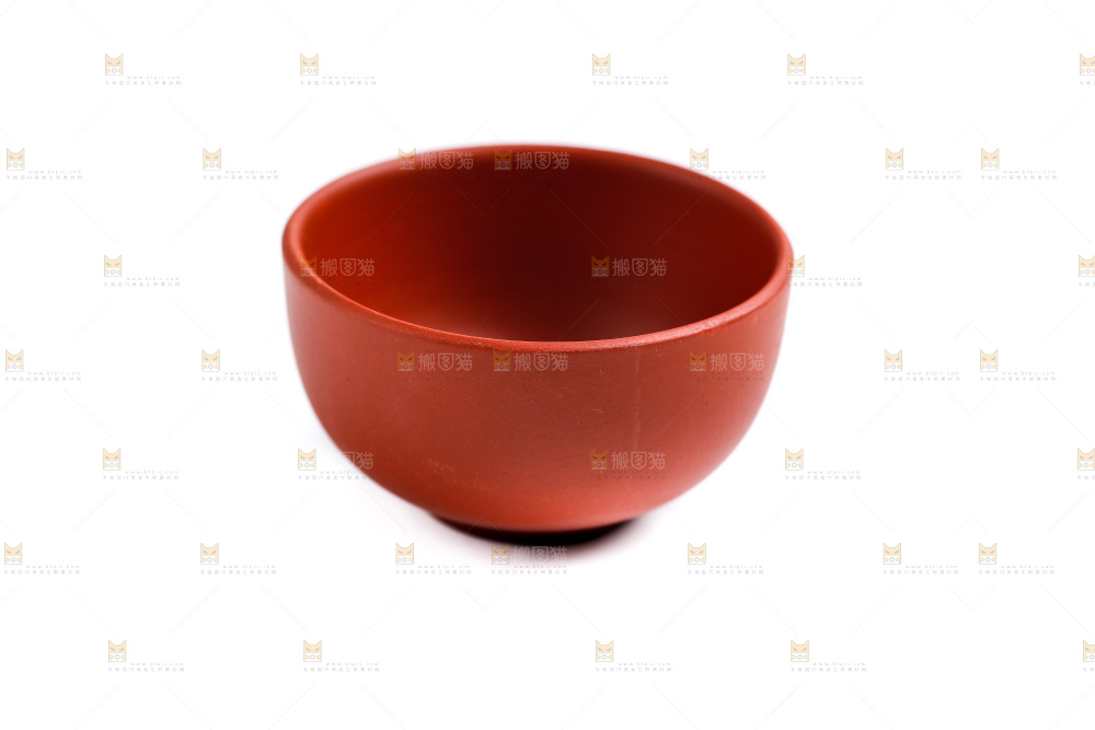白底上放着陶瓷茶杯