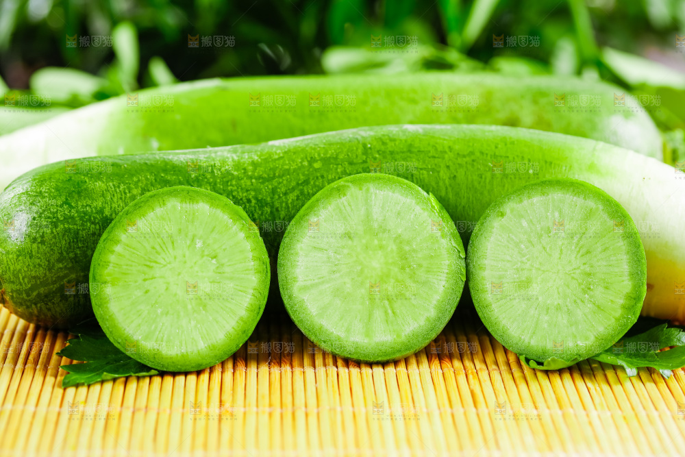 竹底上放着水果萝卜
