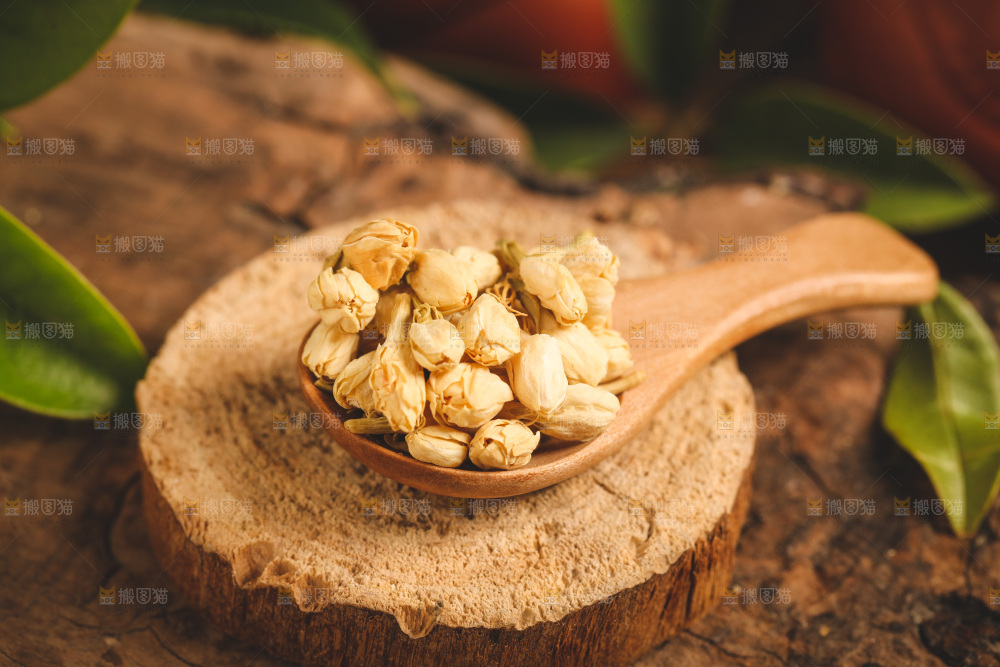 木底上勺子里的茉莉花茶