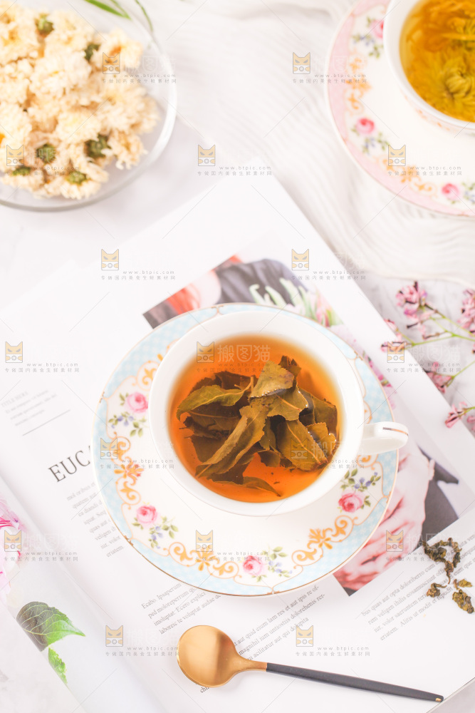 书上放着一杯铁观音茶
