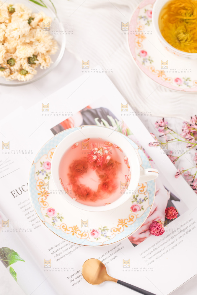 书上放着一杯千日红花茶