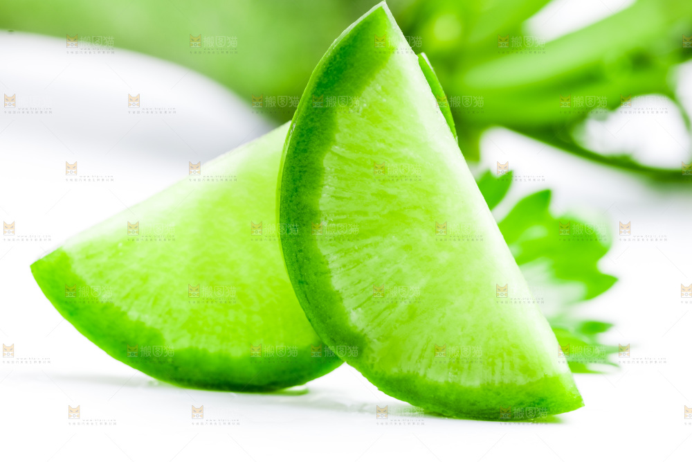 白底上的水果萝卜