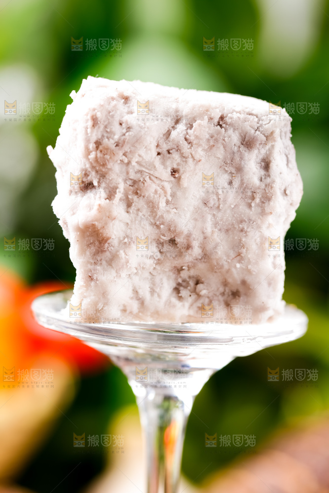 高脚杯底座上放着一块芋头果肉