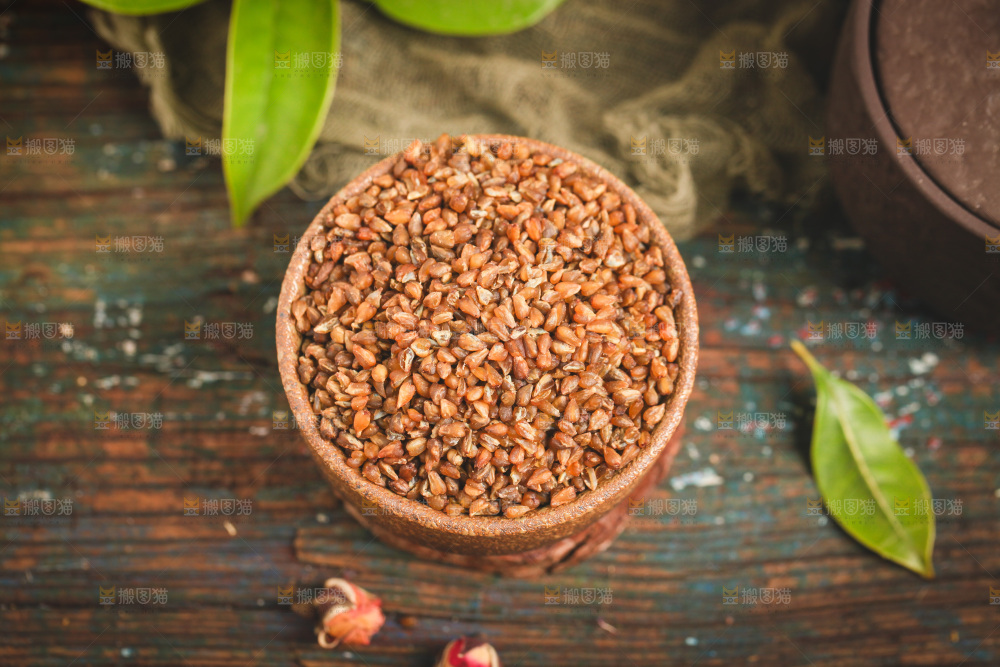木底上放着苦荞茶