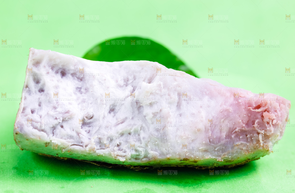 绿底上放着一块芋头果肉