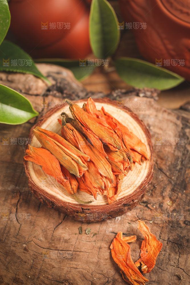 木底上放着百合花茶