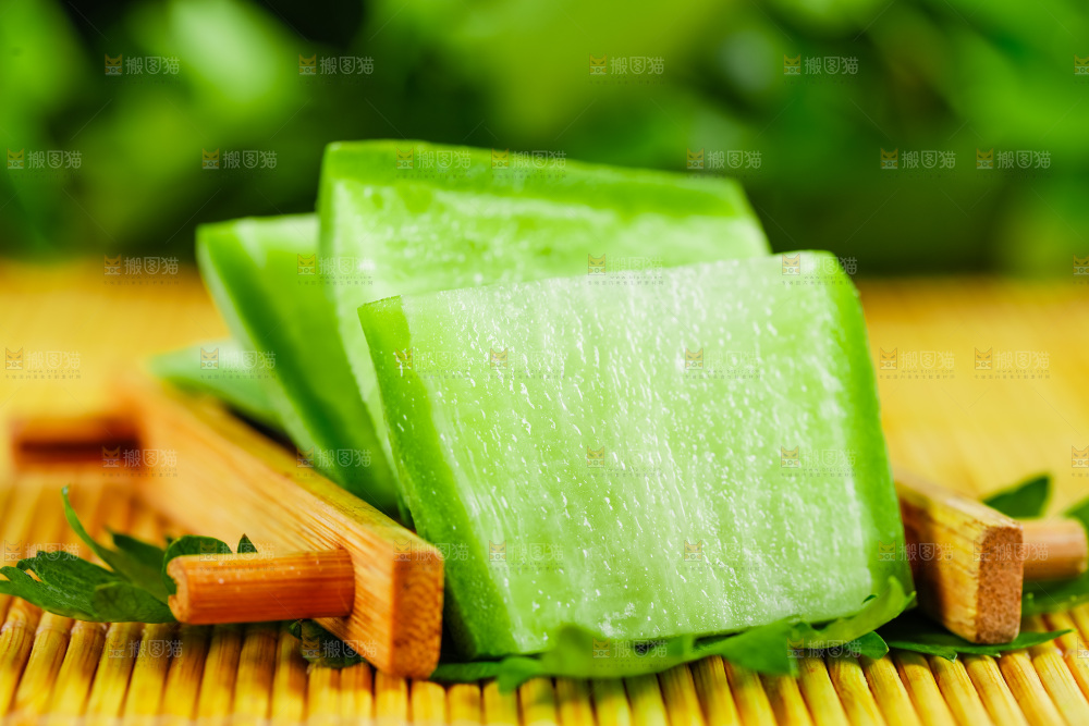 竹底上放着切片的水果萝卜