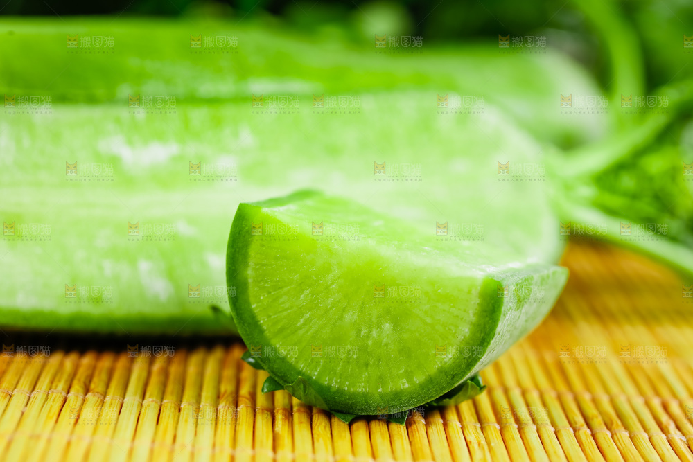 竹底上的水果萝卜