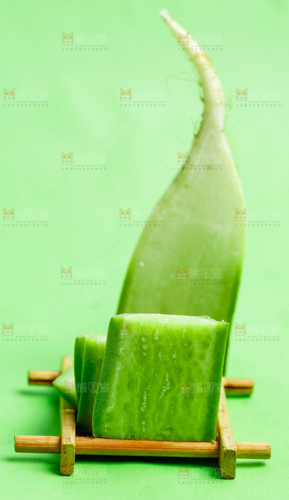 绿底上放着绿萝卜