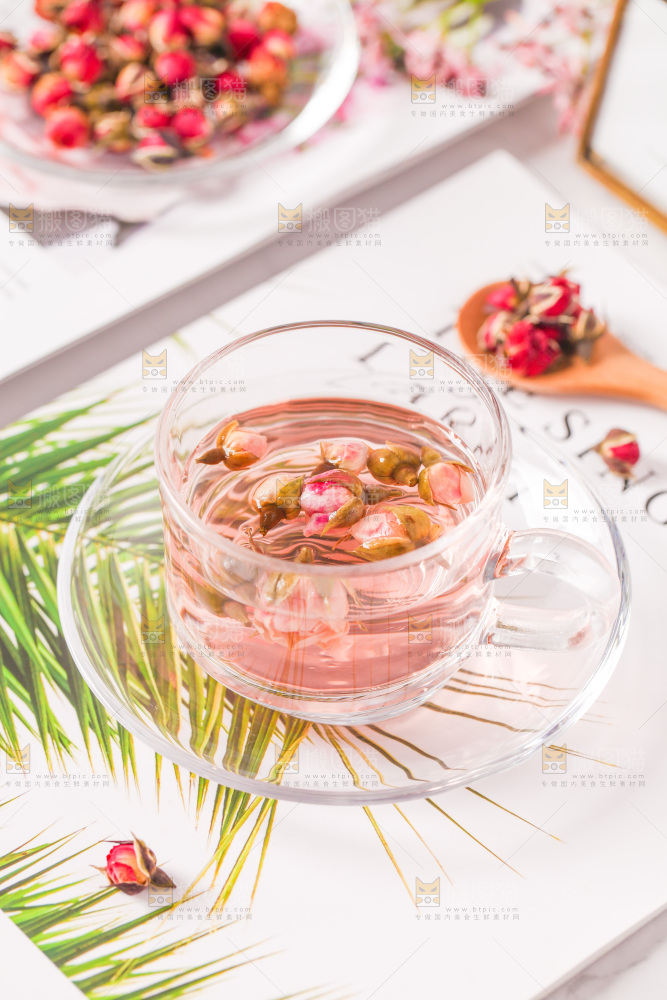 白底上放着一杯玫瑰花茶