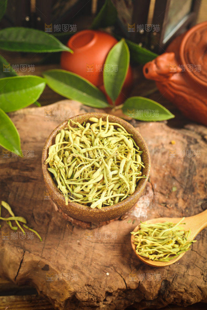 木底上放着金银花茶