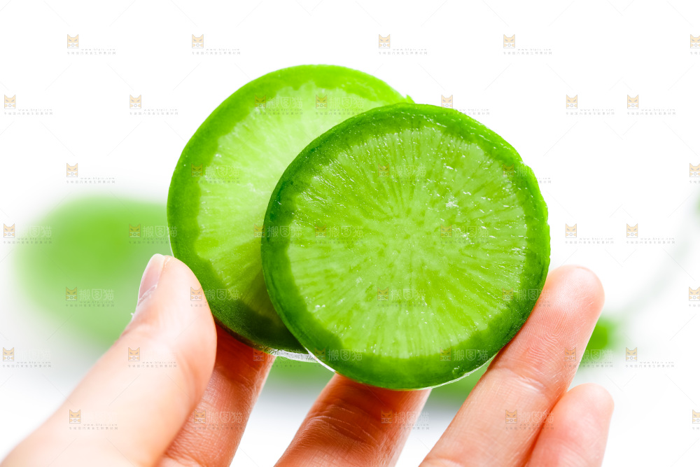 手上拿着水果萝卜