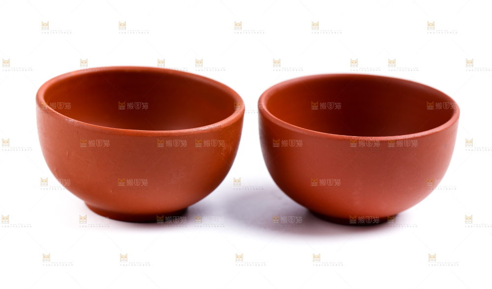 白底上放着陶瓷茶杯