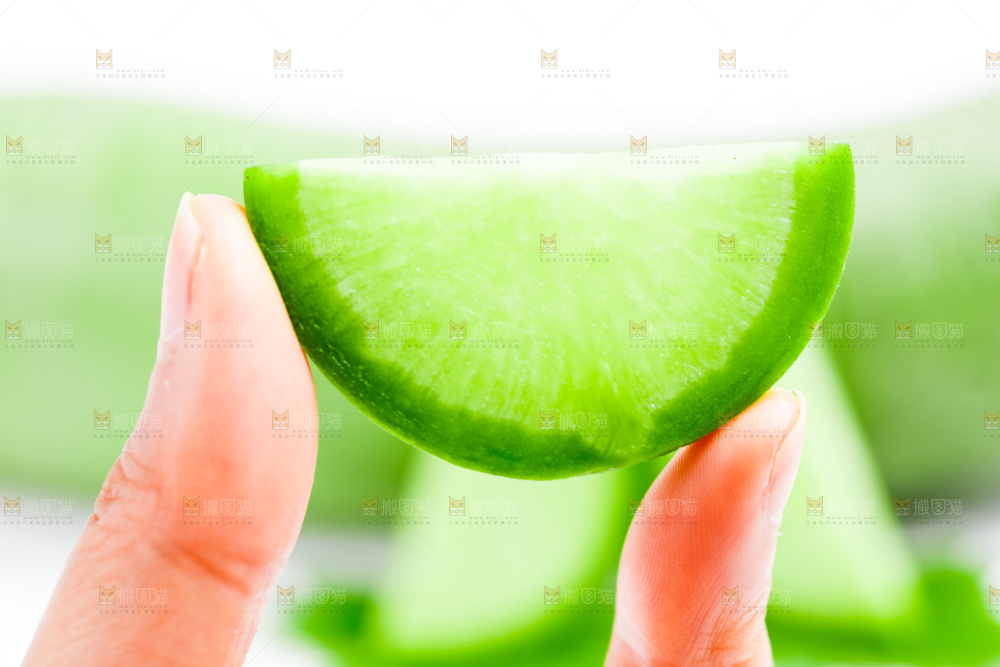 手上拿着半片水果萝卜