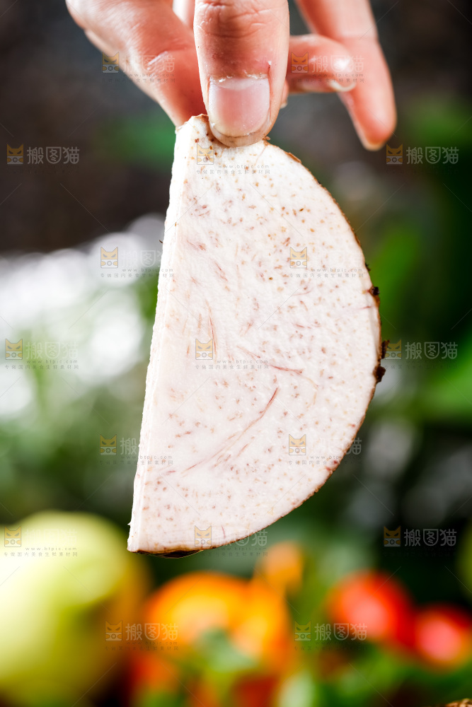 手上拿着槟榔芋切片