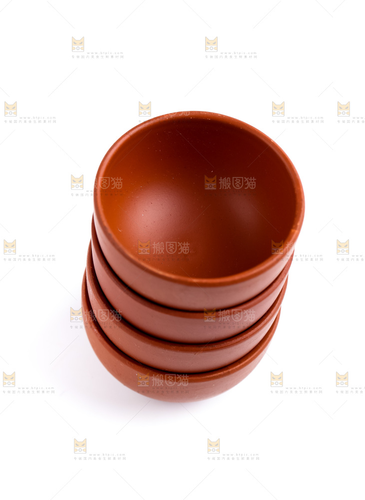 白底上放着陶瓷茶杯