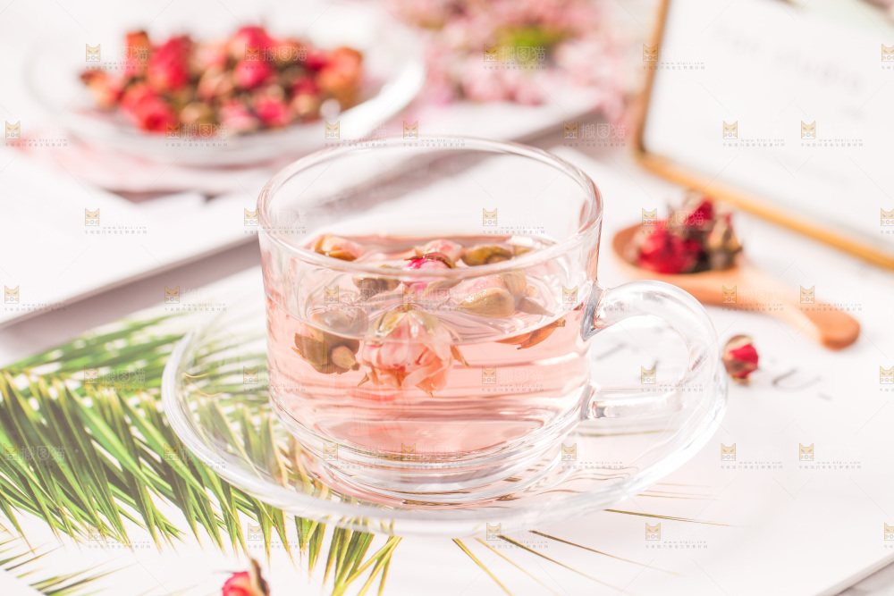 白底上放着一杯玫瑰花茶