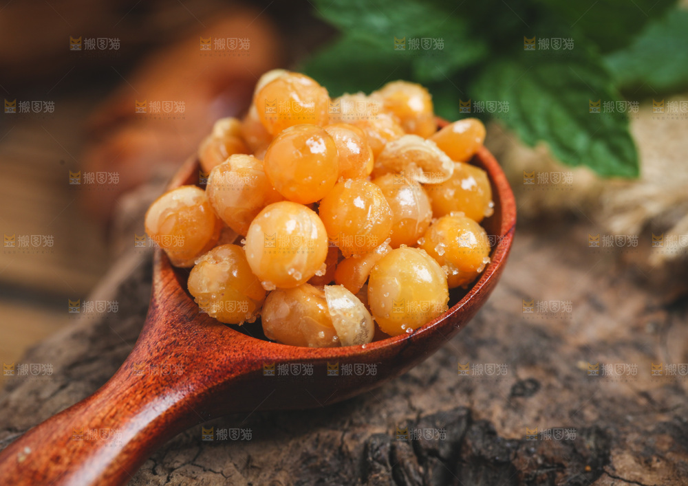 木底上放着一勺黄金豆