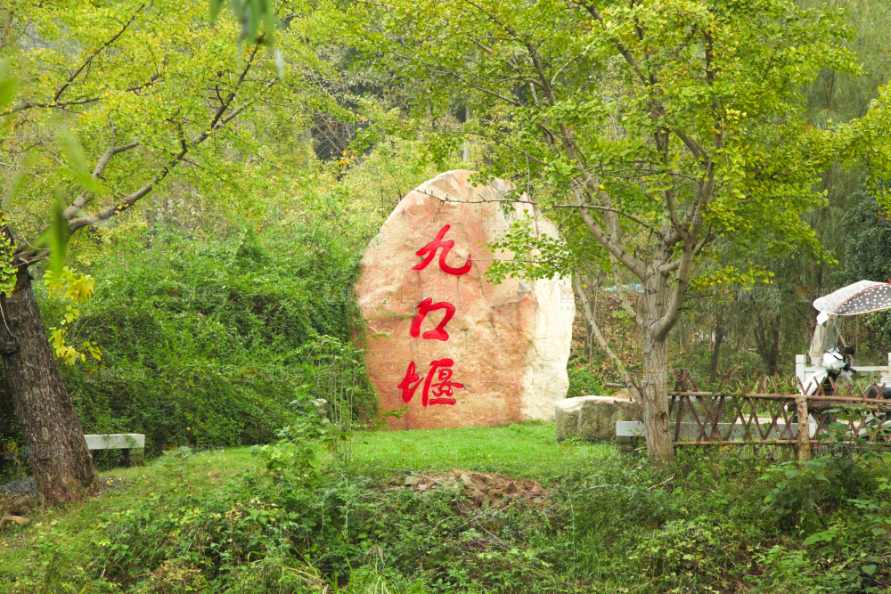 林子里的石碑