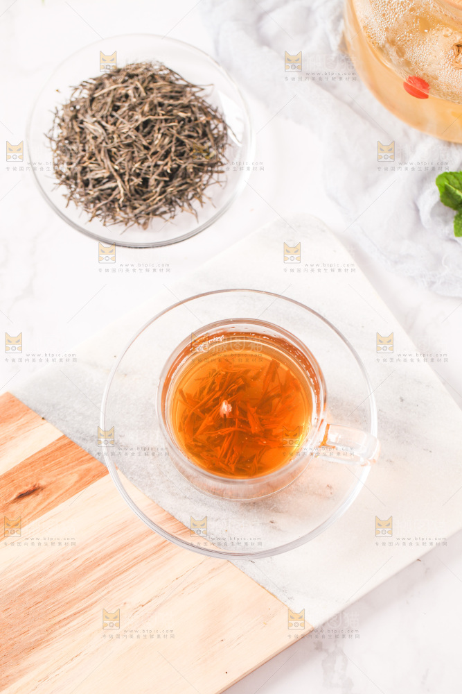 桌上放着一杯毛尖茶