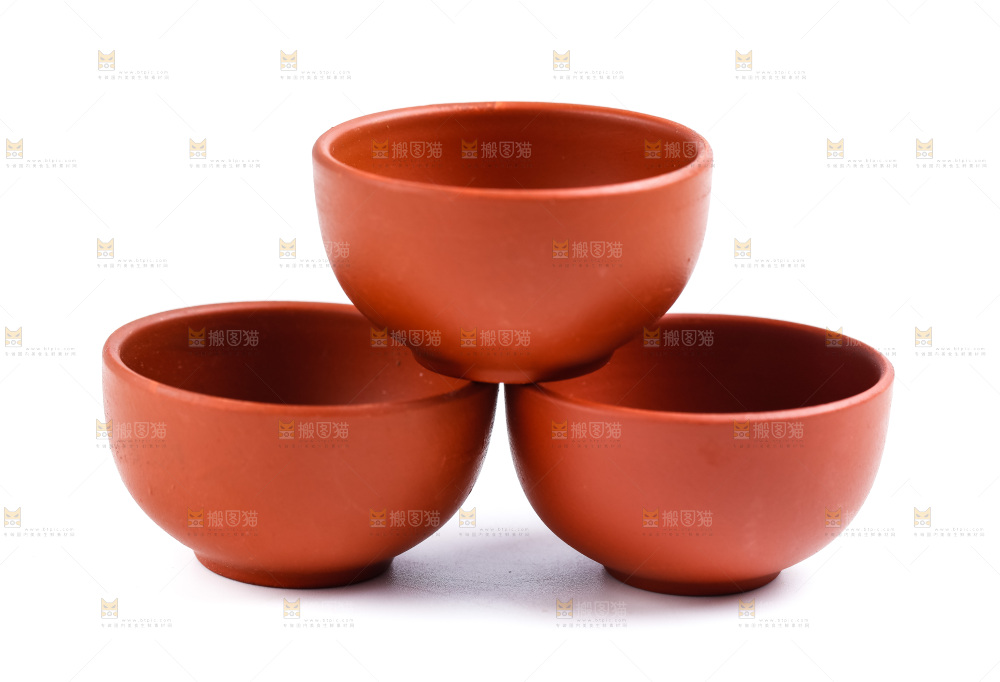 白底上放着陶瓷茶杯