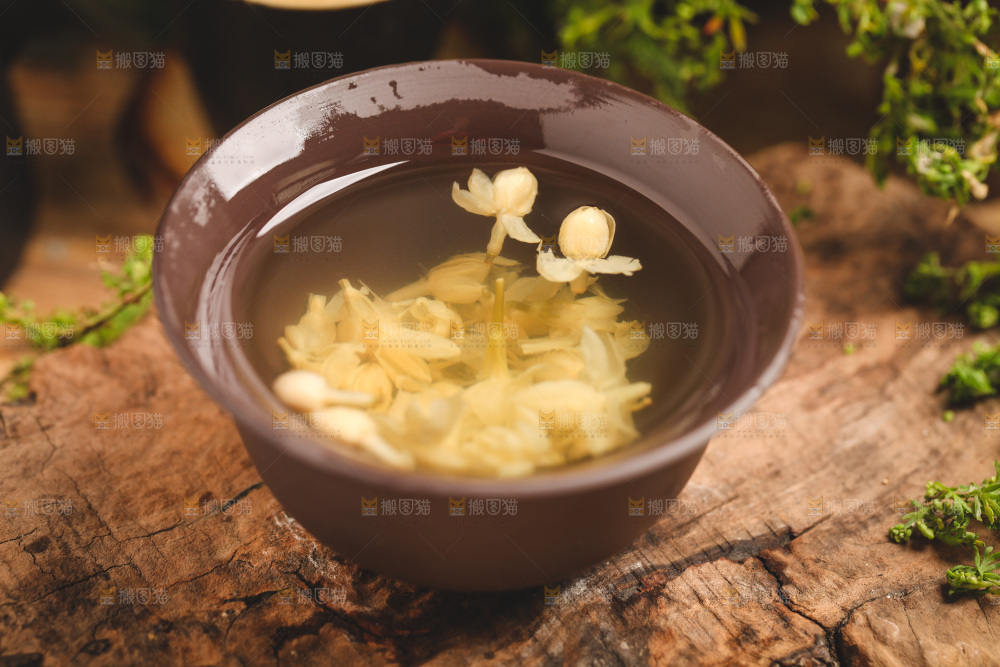 木底上放着一杯茉莉花茶