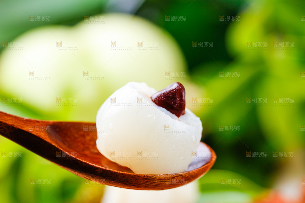 勺子里的荔枝果肉