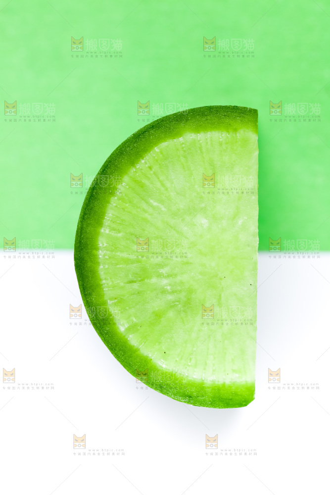白绿底上放着切片的萝卜