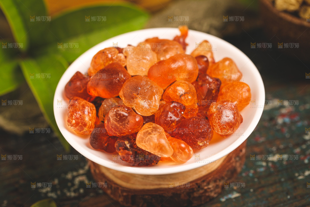 木底上放着桃胶