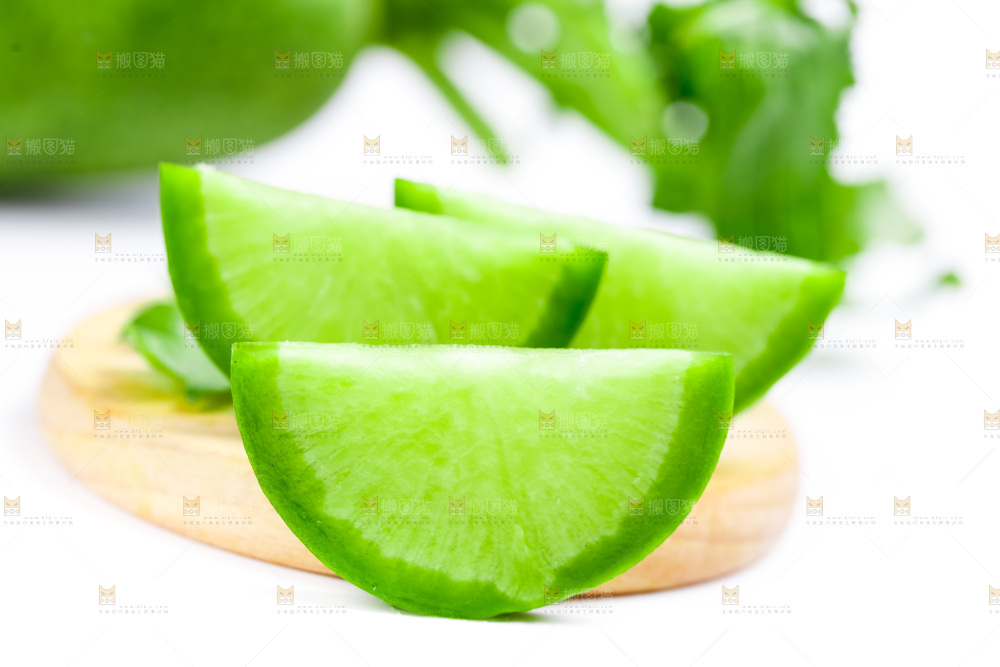 白底上的水果萝卜
