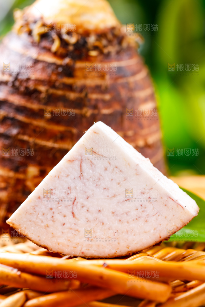竹篮上放着芋头切块