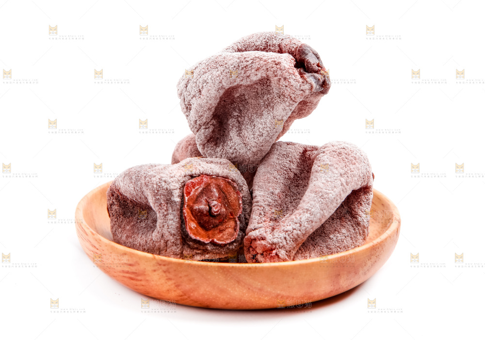 白底上放着一盘柿饼