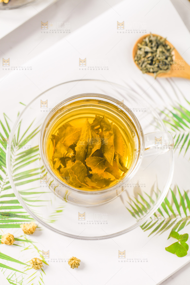 桌子上摆放着一杯绿茶