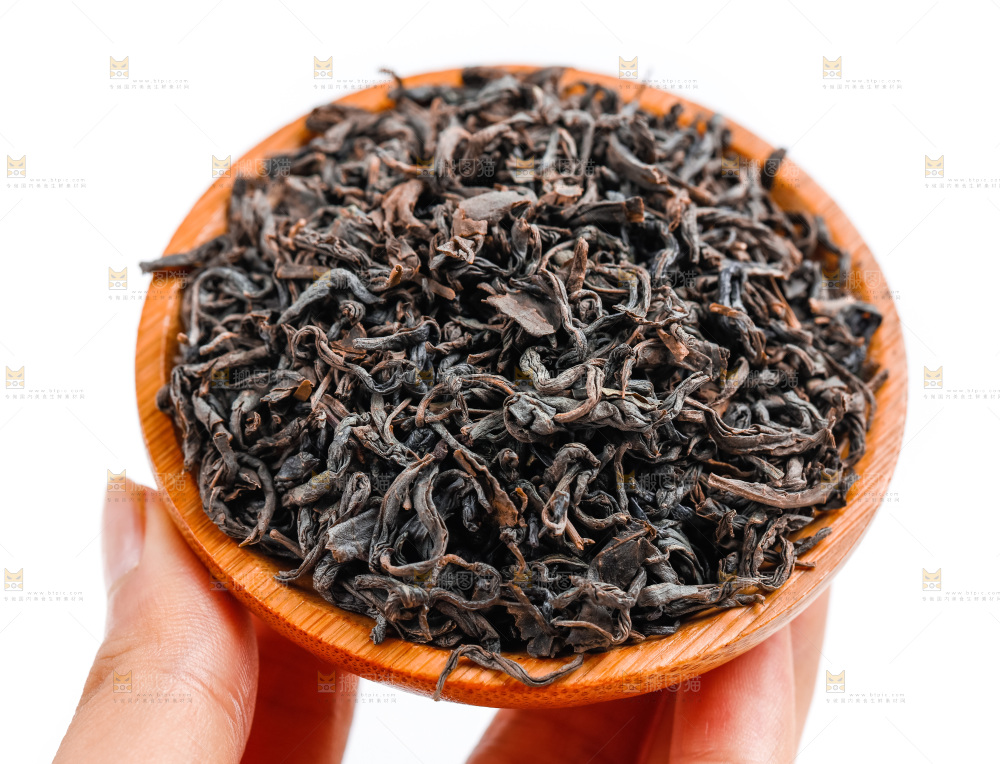 手里拿着一碟茶叶