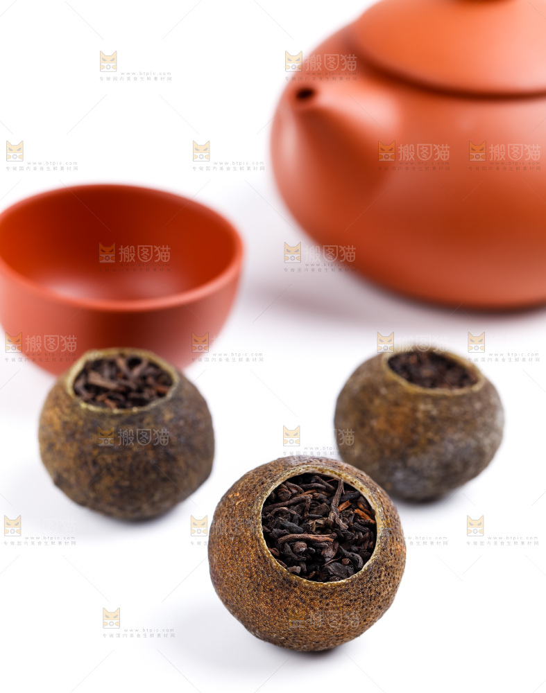 白底上摆放着茶叶