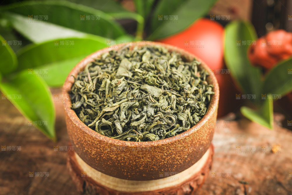 木底上放着绿茶