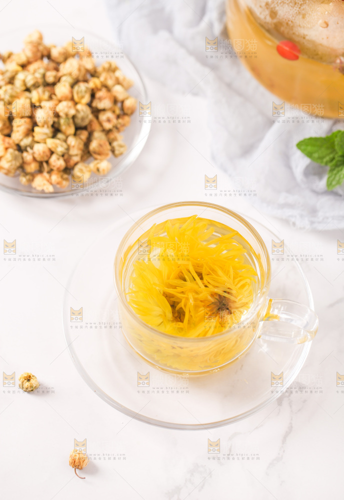 白底上放着一杯金丝皇菊花茶