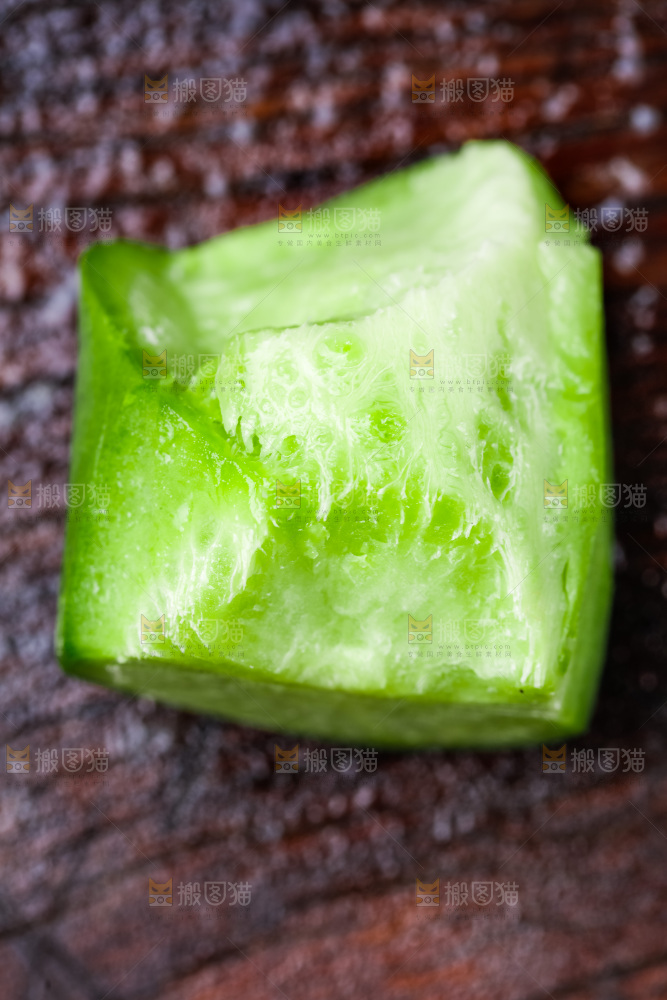 红木底上放着块状的水果萝卜