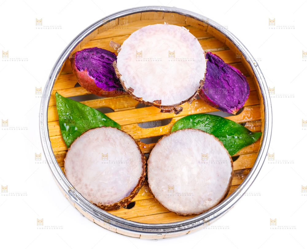 篮子里放着芋头和紫薯
